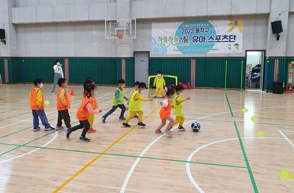 동작구민체육센터에서 ‘동작구 유아스포츠단' 프로그램으로 관내 어린이집 유아들이 풋살을 하고 있다. 
