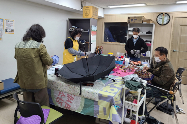 구는 5월 26일까지 ‘하반기 지역공동체 일자리사업’ 참여자를 모집한다. 사진은 지난해 우산 무상수리 사업 모습.