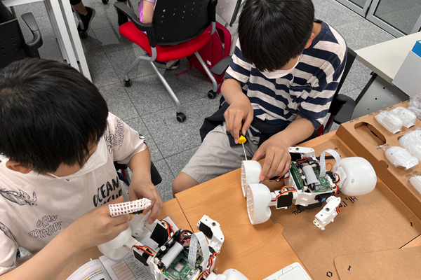 구는 관내 초등학생을 대상으로 AI로봇을 직접 조립해볼 수 있는 교육을 진행하고 있다.