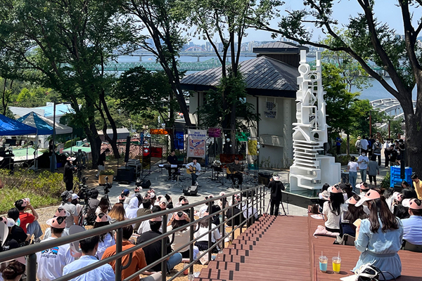 동작구 ‘찾아가는 문화공연’이 6월 11일 동작청년카페 THE한강과 연결된 광장에서 열렸다.