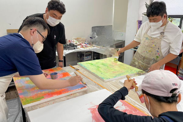 스페셜아트가 밀납화 장학생 워크숍을 오픈했다. 시각예술 전문가집단인 ‘예술동작’의 곽한울 예술인이 직접 워크숍을 진행한다.