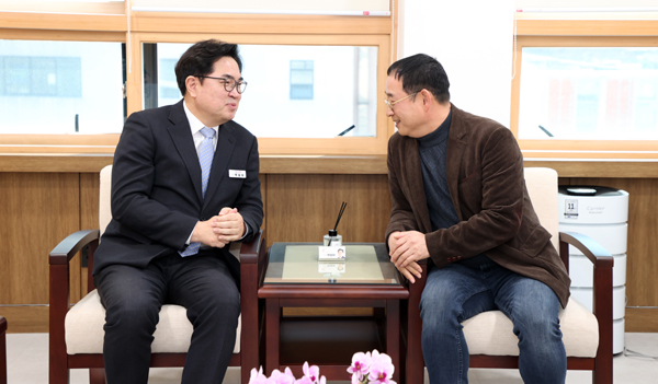 박일하 동작구청장(왼쪽)과 이현규 동작신문 대표.