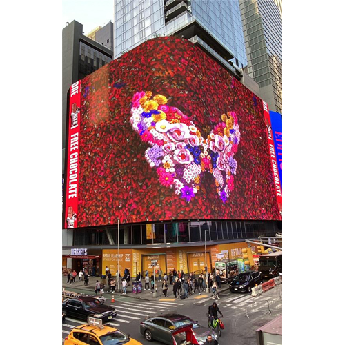뉴욕 맨해튼 타임스퀘어’ 대형 전광판에 날개를 펄럭이며 날아와 화면을 가득 채우는 김홍년 작가의 나비작품. [코쿤디아트(KOKCOON D’ART) 제공] 