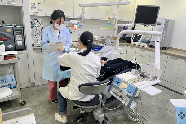치과주치의 사업대상 아동이 구강검진을 받고 있다. 