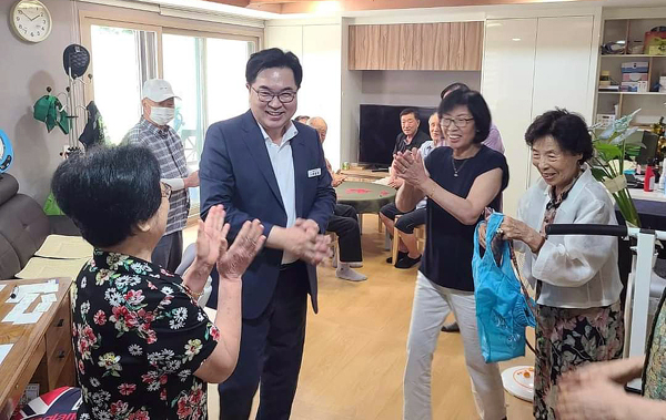 박일하 동작구청장이 지난 7월 28일 사당동 학수경로당을 방문해 어르신들과 대화를 나누고 있다.