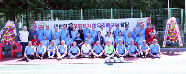 박일하 동작구청장과 한우리 축구단 회원들이 창단식을 마치고 기념 촬영을 하고 있다.