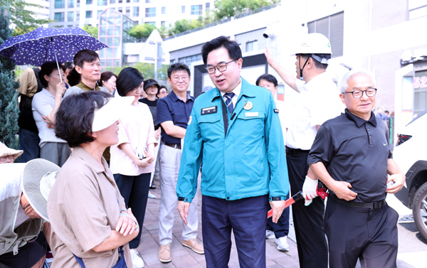 박일하 구청장이 사당 롯데캐슬골든포레 앞 보도육교 상판 거치 현장을 찾아 구민들과 대화를 나누고 있다.