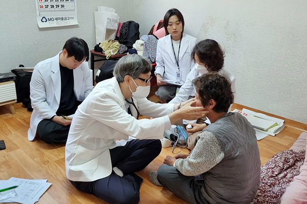 동작구 건강주치의팀이 11월 8일 상도4동 ‘100세 디딤 건강주치의’ 대상자 집을 방문해 건강 상태를 확인하고 있다.