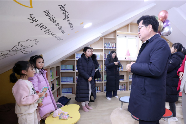 박일하 구청장이 동작영어마루도서관 개관행사에 참석해 도서관을 방문한 아이들과 이야기를 나누고 있다.