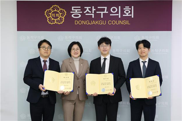 왼쪽부터 김용희 변호사, 이미연 의장, 박성남 변호사, 하재민 변호사.